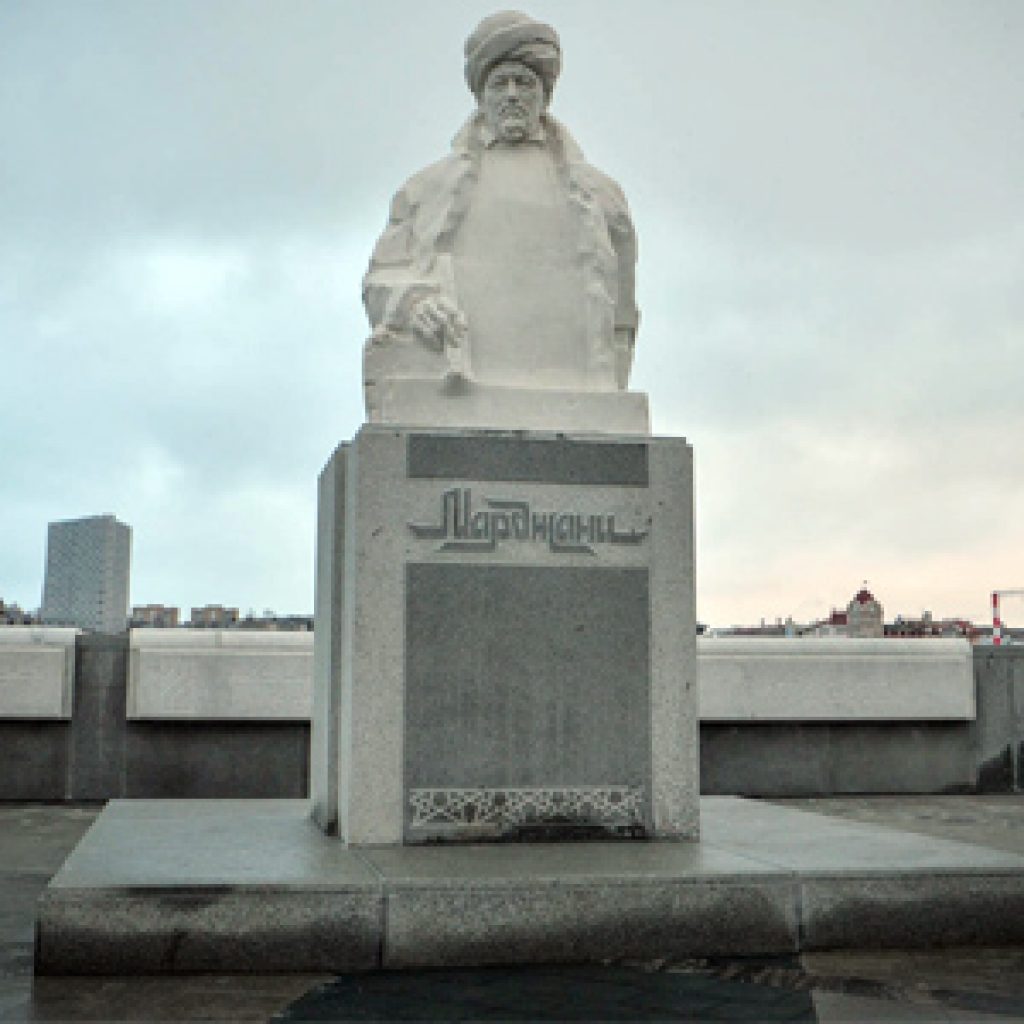 Памятник татарскому. Шигабутдин Марджани памятник. Казань памятник Марджани в Казани. Памятник Марджани Казань Камала. Открытие памятника Марджани в Казани.